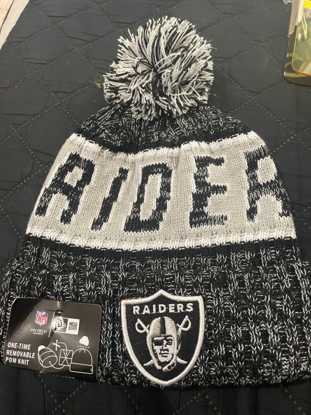 New Era Raiders Knit Pom Beanie - Black & White